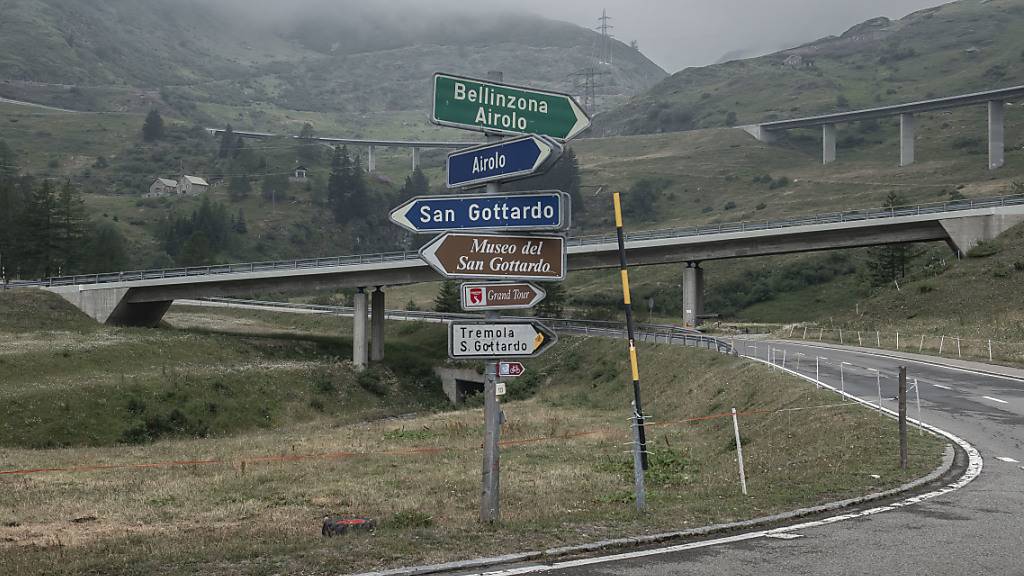 Auf der Gotthardpassstrasse sind am späten Donnerstagabend zwei Autos frontal zusammengestossen. Sechs Personen mussten ins Spital eingeliefert werden. (Symbolbild)