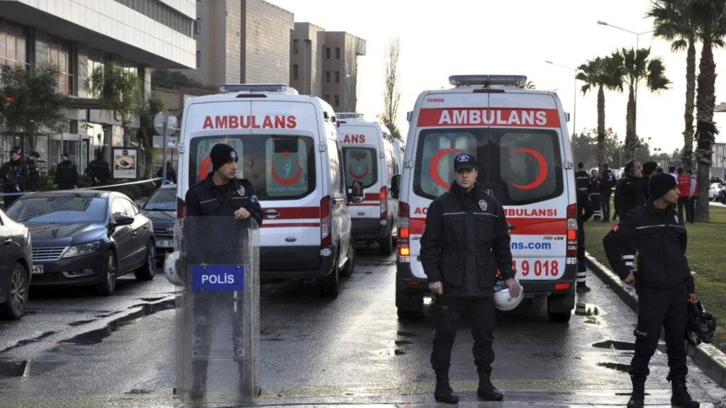 Sicherheitskräfte und Ambulanzfahrzeuge in Position nach dem Anschlag in Izmir.