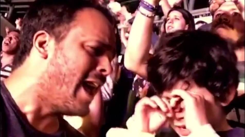 Dieser kleine Junge hat Autismus. Sein Vater nimmt ihn ans Coldplay-Konzert mit. Dort beginnt der Bueb vor lauter Rührung zu weinen.