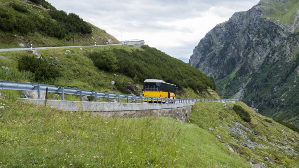Zwei Unfälle auf einer Passstrasse in Graubünden fordern zwei Tote
