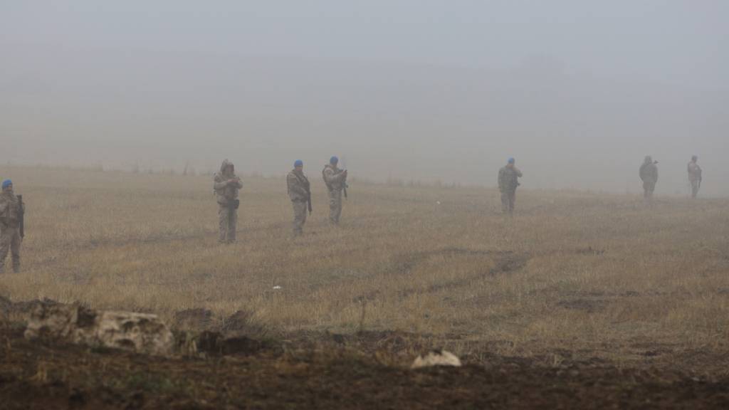 Soldaten der türkischen Armee stehen Wache, während Rettungsteams nach den Überresten eines abgestürzten Privatjets suchen, in dem sich der libysche Militärchef al-Haddad und vier weitere Personen befanden. Al-Haddad und seine vier Begleiter kamen ums Leben. Foto: Efekan Akyuz/AP/dpa