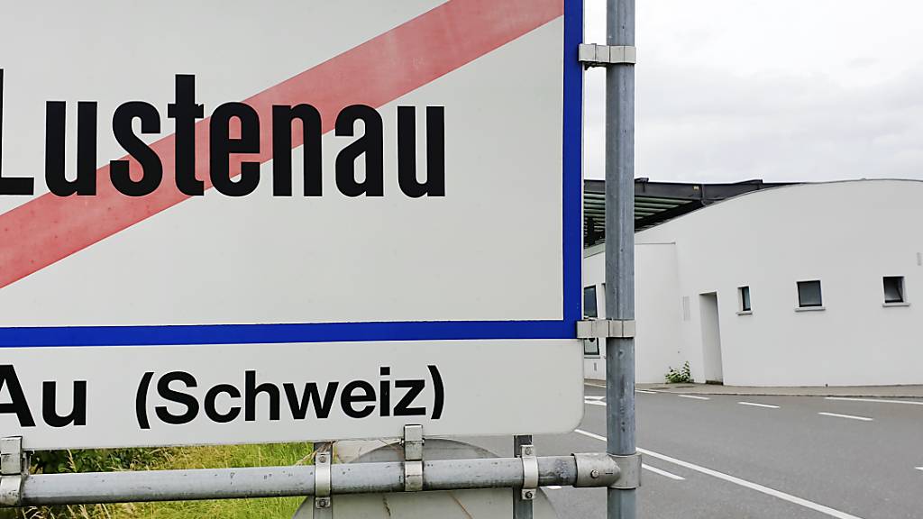 In Lustenau in Vorarlberg hat ein Frontalkollision am Freitag vier Verletzte gefordert. (KEYSTONE/APA/JOCHEN HOFER)