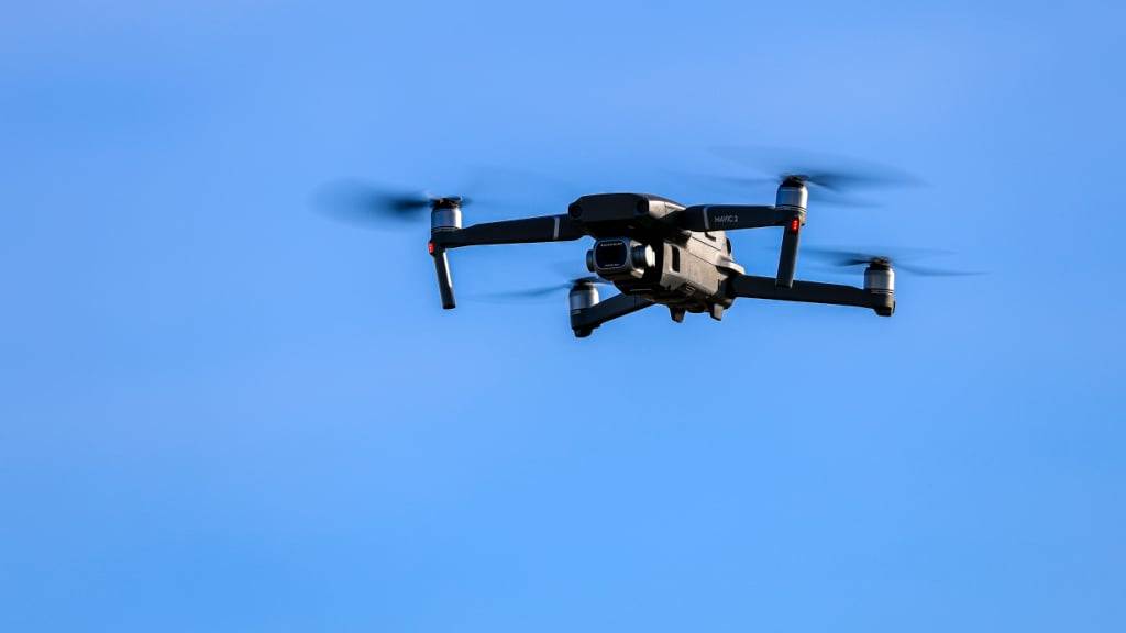 ARCHIV - Eine Drohne fliegt in der Luft. Immer wieder muss nach Drohnensichtungen an europäischen Flughäfen der Flugbetrieb temporär eingestellt werden. Foto: Jan Woitas/dpa