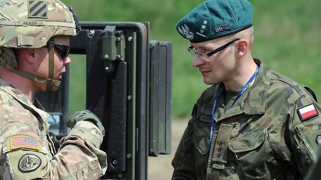 Ein US-Soldat im Gespräch mit seinem polnischen Kollegen (rechts) während einer Übung im Nordwesten Polens.