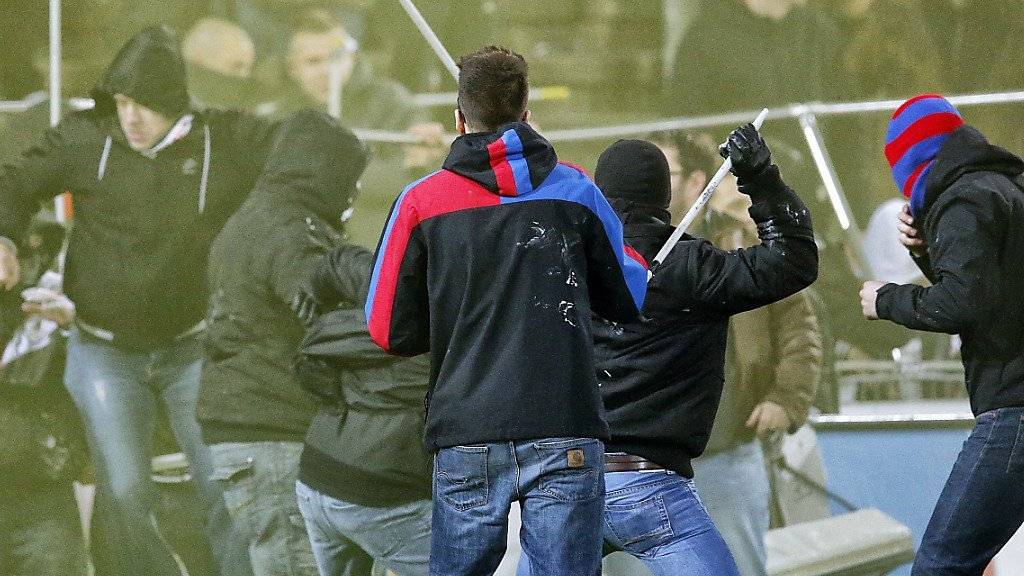 Basler Hooligans in Konfrontation mit Aarauer Hooligans und Fans nach dem Meisterschaftsspiel der Super League zwischen dem FC Aarau und dem FC Basel im Mai 2014 in Aarau (Archivbild).