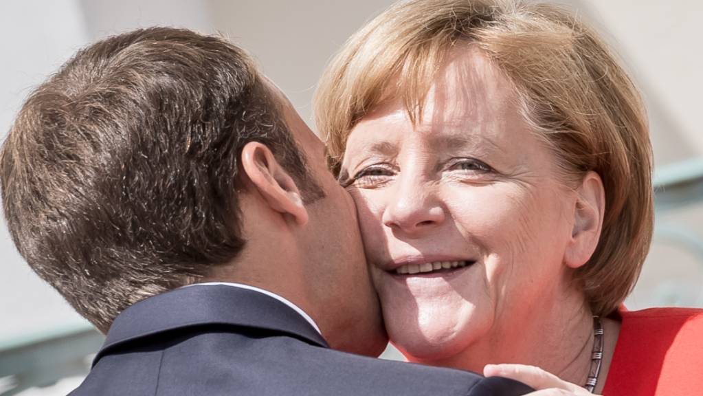 dpatopbilder - ARCHIV - Bundeskanzlerin Angela Merkel begrüßt Emmanuel Macron, Präsident von Frankreich, 2018 bei einem Treffen. Foto: Michael Kappeler/dpa