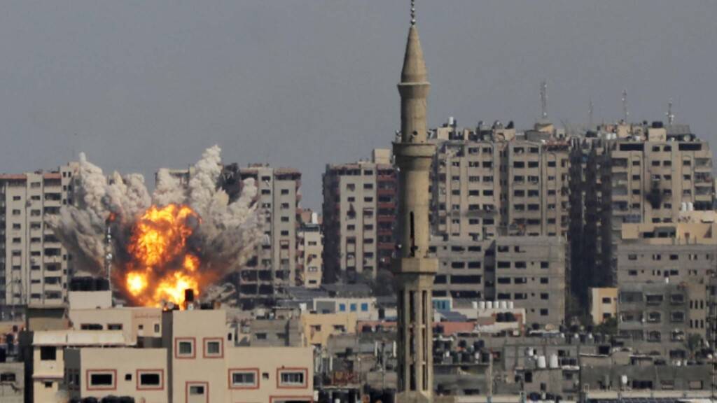 dpatopbilder - Rauchschwaden und Flammen einer Explosion sind während eines israelischen Luftangriffs auf Gaza-Stadt zu sehen. Foto: Majdi Fathi/APA Images via ZUMA Press Wire/dpa