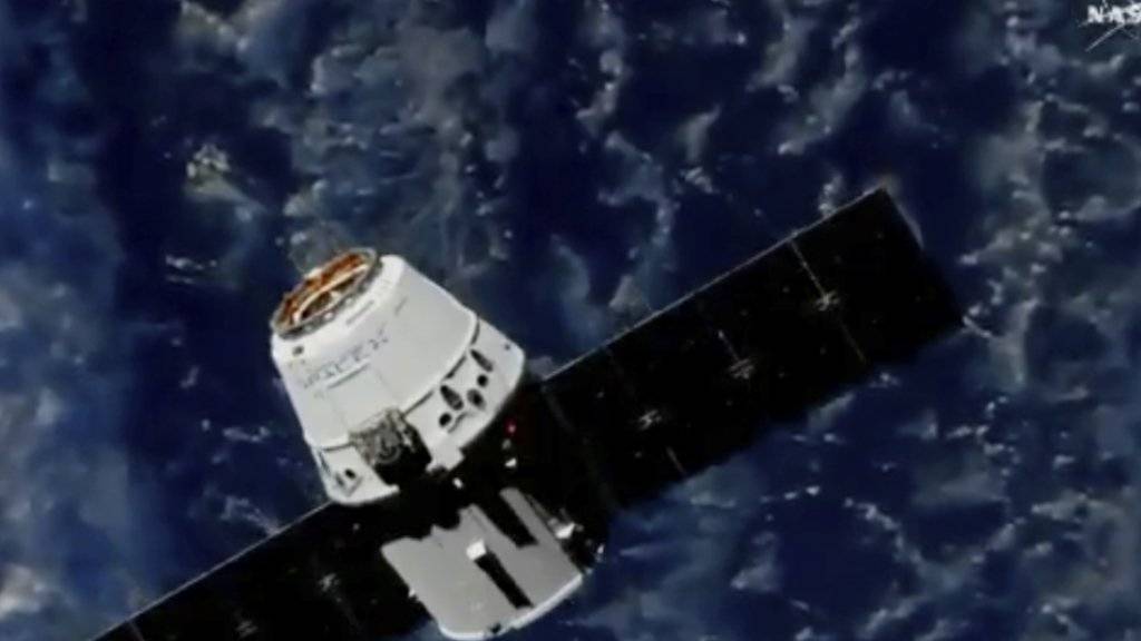 Der Raumfrachter nähert sich der Internationalen Raumstation ISS.