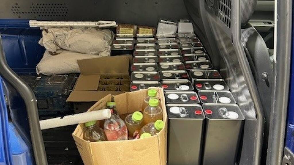 Ein Italiener hat über 100 Kilogramm nicht deklarierter Lebensmittel über die Schweizer Grenze geschmuggelt.