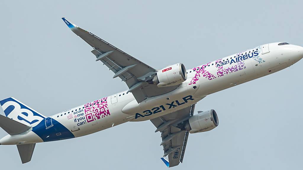 Der Flugzeugbauer Airbus hat im zweiten Quartal den Umsatz deutlich gesteigert und einen Gewinnsprung gemacht. (Im Bild eine A321 XLR Neo an der Pariser Luftfahrtmesse)