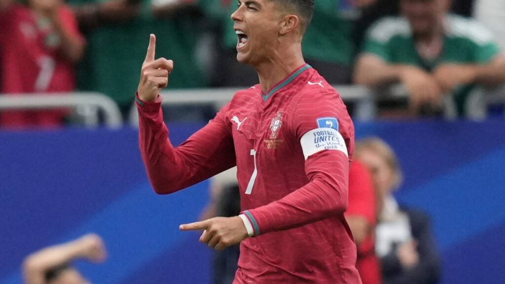 Cristiano Ronaldo beim Torjubel auf dem Weg zur portugiesischen Ersatzbank