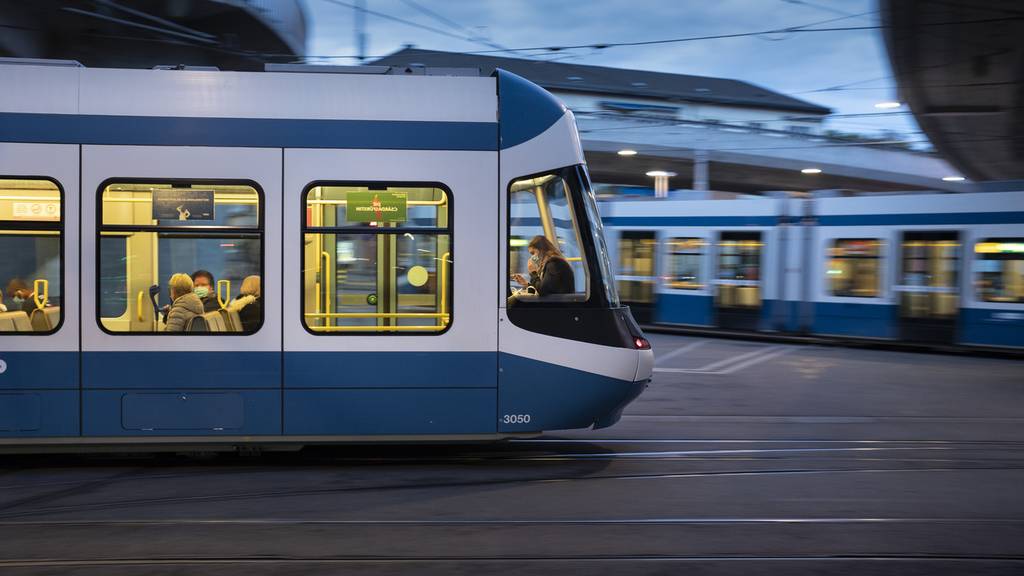 Am Donnerstagabend stürzte eine 85-jährige Zürcherin im Tram. Nun sucht sie ihren Helfer (Symbolbild)