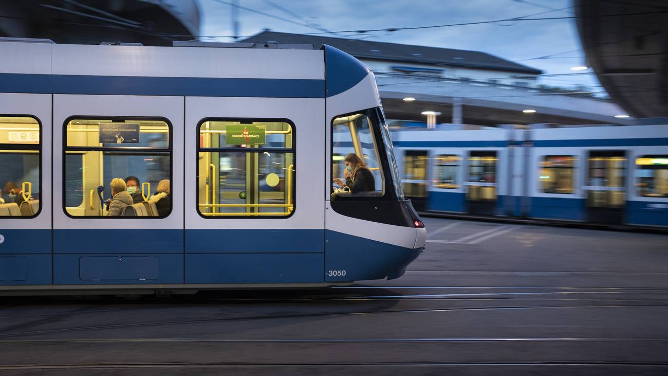 Am Donnerstagabend stürzte eine 85-jährige Zürcherin im Tram. Nun sucht sie ihren Helfer (Symbolbild)