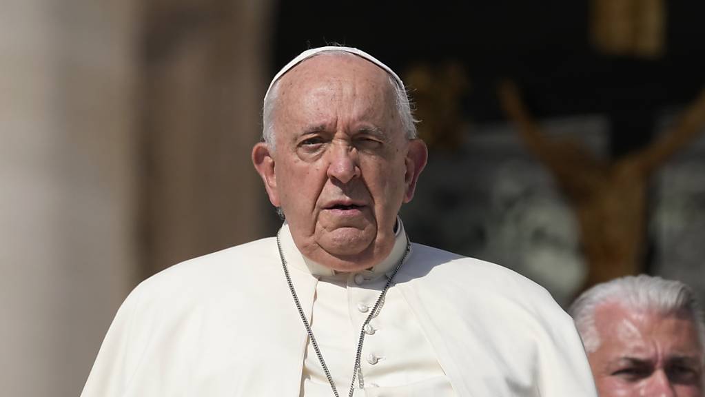Papst Franziskus verlässt den Petersplatz am Ende seiner wöchentlichen Generalaudienz. 