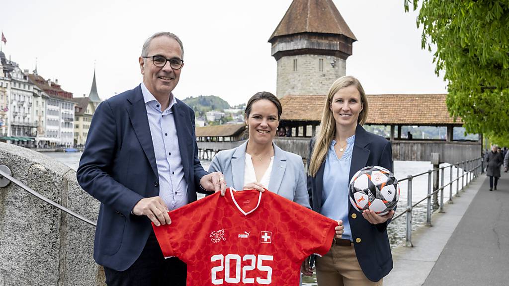 Sie bereiten sich auf die Frauen-Fussball EM in Luzern vor: Der Luzerner Stadtpräsident Beat Züsli (SP), die Luzerner Regierungsrätin Michaela Tschuor (Mitte) und Projektleiterin Leevke Stutz.