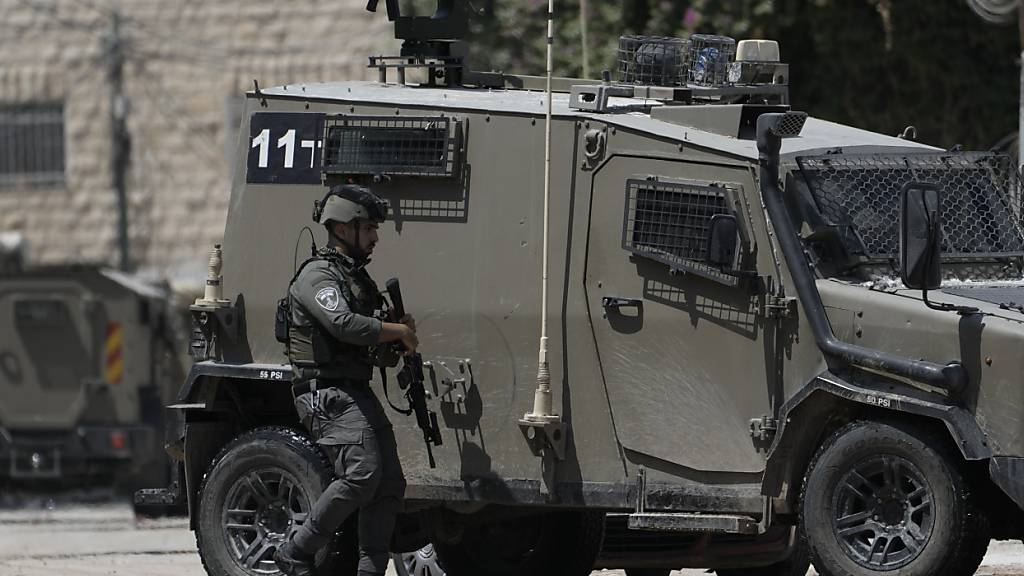 Ein Angehöriger der israelischen Streitkräfte während einer Militäroperation in Dschenin. Foto: Majdi Mohammed/AP/dpa