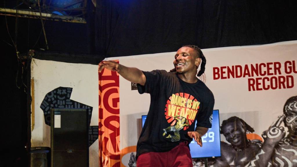 ARCHIV - Der nigerianische Tänzer und Choreograph Benjamin Daniel Gabriel, auch bekannt als Ben Dancer, tanzt bei einem siebentägigen Rekordversuch für den längsten Tanzmarathon. Foto: Sam Olukoya/dpa