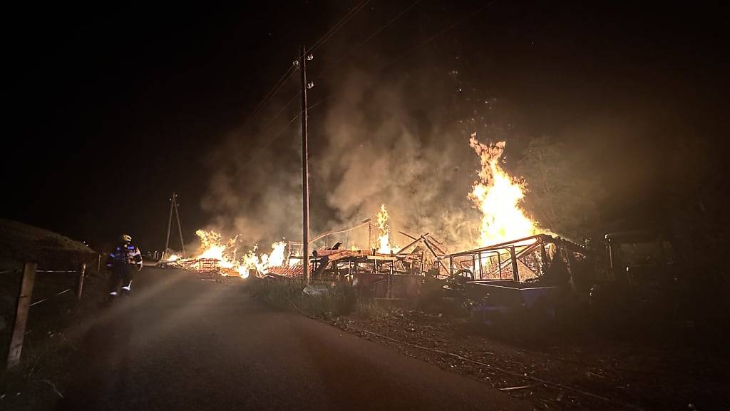 Als die Einsatzkräfte mitten in der Nacht bei der Scheune eintrafen, stand sie schon in Brand.