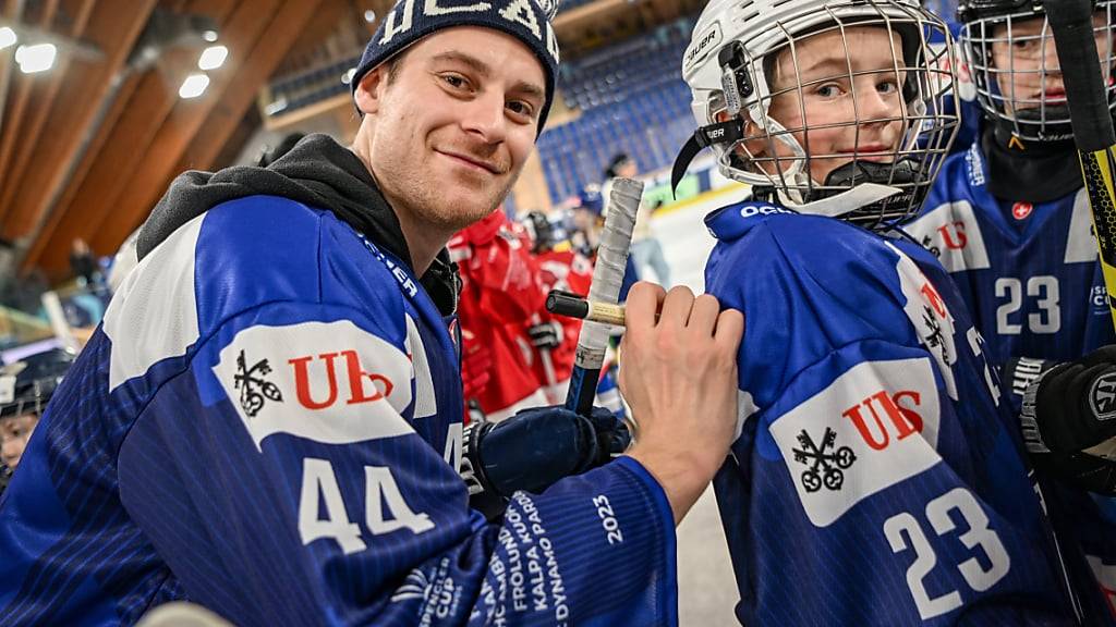 André Heim signiert die Shirts der Kids