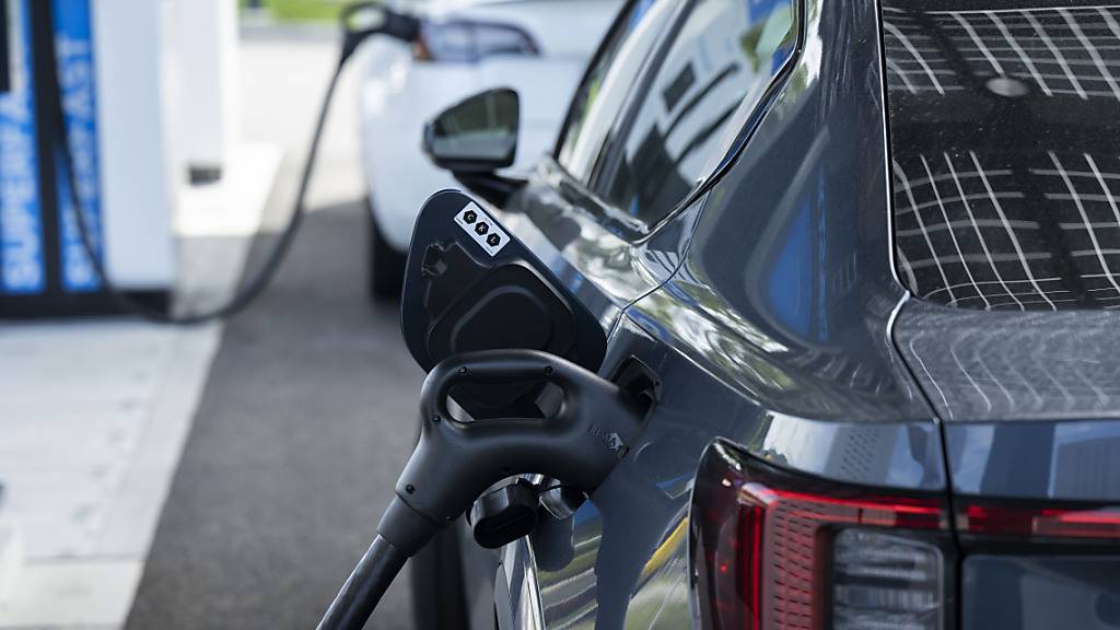 Die beiden deutschen Autobauer Mercedes-Benz und BMW arbeiten zusammen, um in China ein Schnellladenetz für Elektroautos zu etablieren. (Symbolbild)