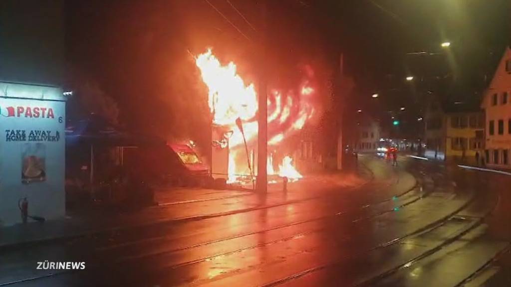 Pneuhaus in Dietikon steht in Flammen