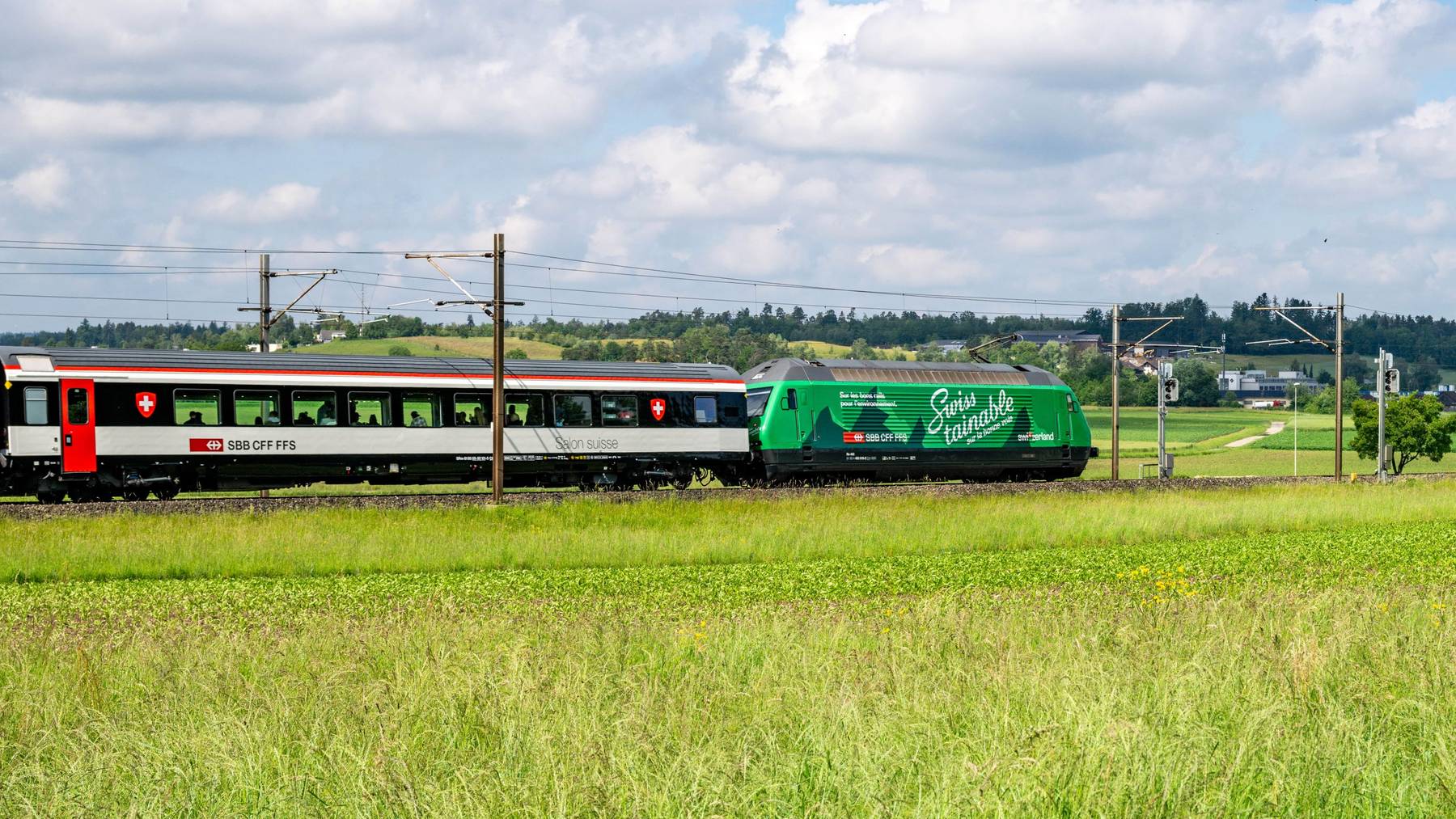 Swisstainable-Lokomotive unterwegs ins Grüne.