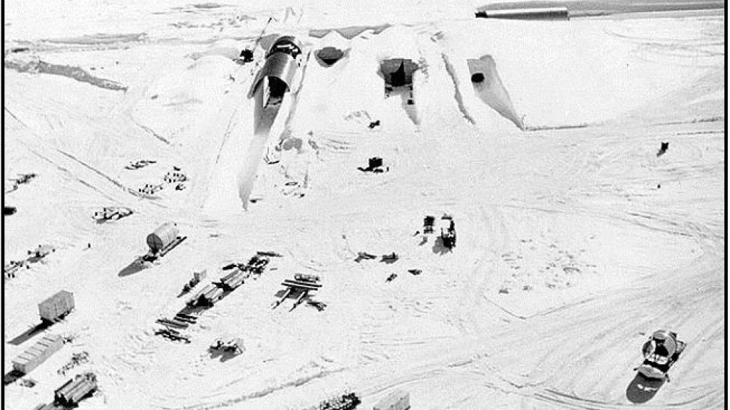 Eisiger Stützpunkt für den Kalten Krieg: 1959 errichtete das US-Militär das «Camp Century» in Grönland. Die heute verlassene Anlage liegt bis zu 35 Meter unter dem Eis und umfasst eine Fläche von 55 Hektaren.