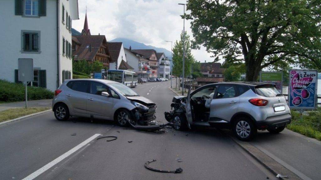 Forderte insgesamt vier Verletzte: Frontalunfall in Oberwil bei Zug.