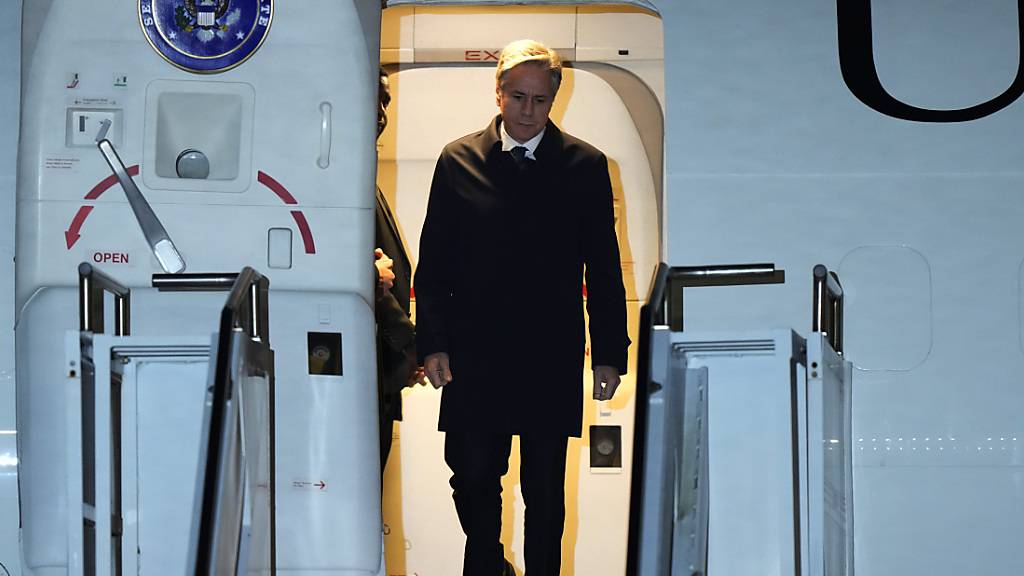 Antony Blinken, Außenminister der USA, kommt auf dem Luftwaffenstützpunkt Osan an. Nach dem G7-Außenministertreffen in Japan führt Blinken Gespräche in Seoul mit seinem südkoreanischen Kollegen Park. Foto: Ahn Young-joon/AP/dpa