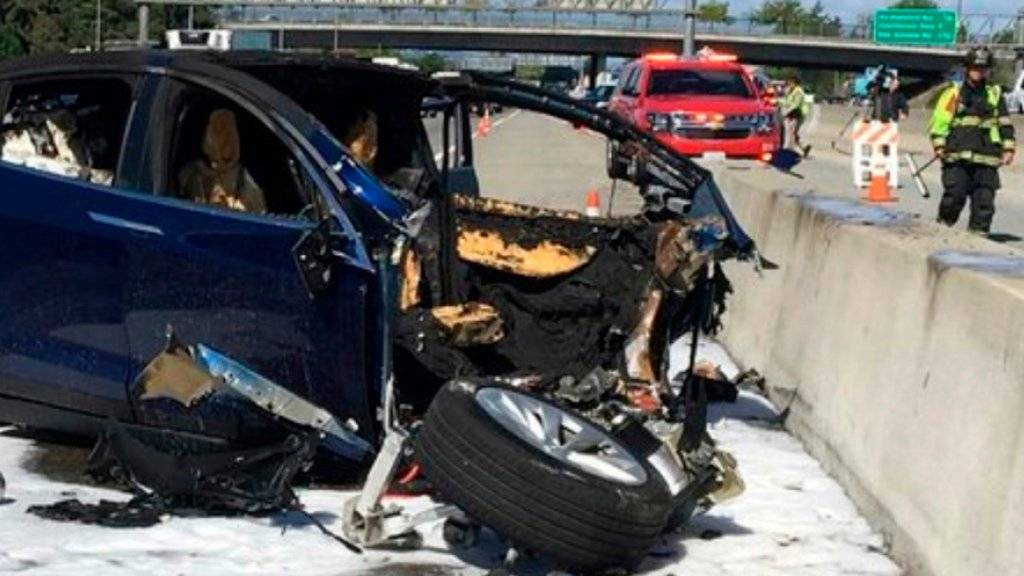 Im März krachte ein Tesla-Wagen mit Autopilot auf einer Schnellstrasse im kalifornischen Mountain View in eine Abschrankung. Beim Unfall kam eine Person ums Leben. (Archivbild)
