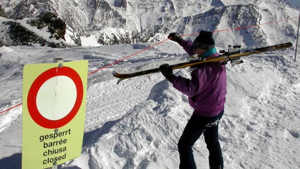 Die Skifahrer sind angehalten, die Warnschilder ernst zu nehmen und bei Lawinengefahr auf den gesicherten Pisten zu bleiben. (Archivbild)