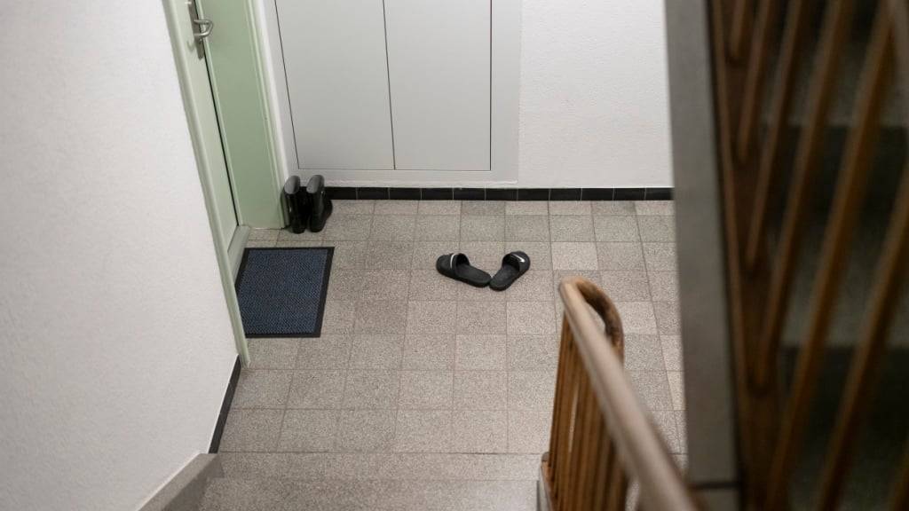 Mit einem Sturmgewehr feuerte ein knapp 35-jähriger Schweizer auf die Wohnungstür seines Nachbarn. Dieser habe ihn immer wieder mit lauter Musik genervt. (Symbolbild)
