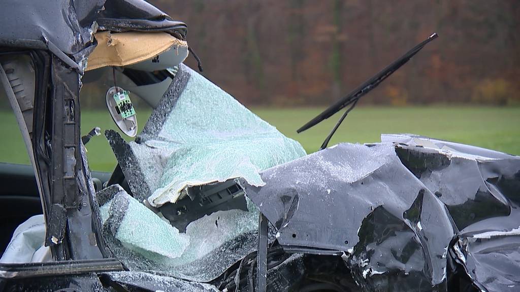 Schwerverletzt: Frontalkollision zwischen einem Auto und einem Lieferwagen in Seon