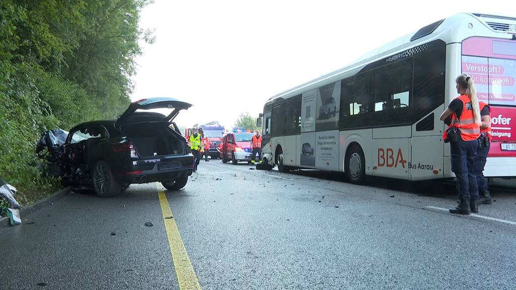 Auto gerät in Schönenwerd auf Gegenfahrbahn und kracht in Linienbus – 4 Verletzte