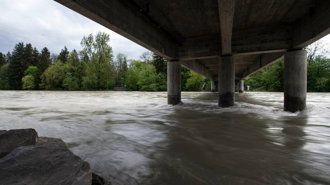 Beim Surfen auf der Aare: Junger Mann ertrinkt