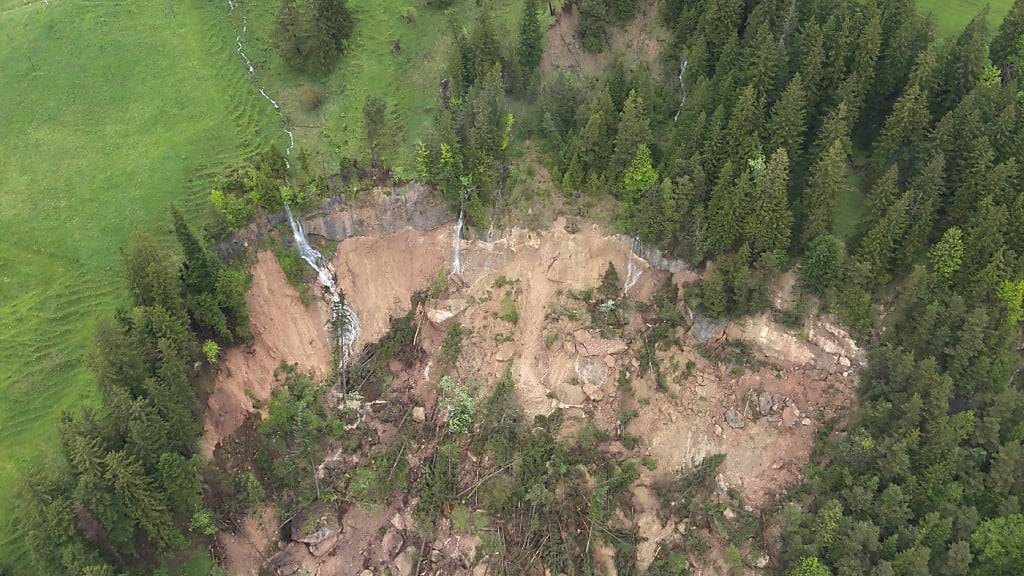 Mit Drohnenaufnahmen hat sich die Feuerwehr einen Überblick über das Ausmass der Erdrutsch erfasst.