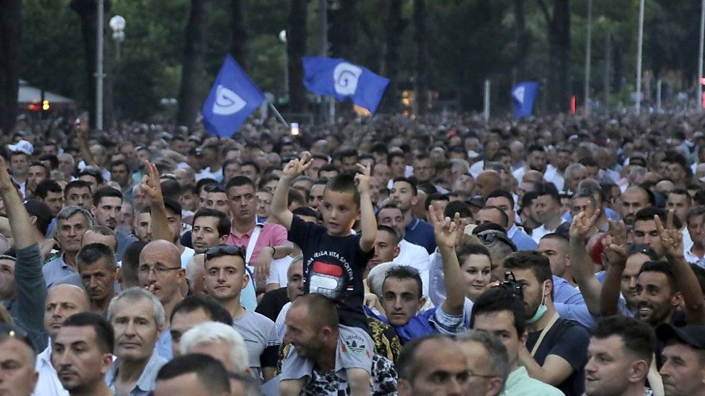 Tausende Menschen haben in Albanien erneut gegen die Regierung von Ministerpräsident Edi Rama demonstriert. Siie fordern den Rücktritt von Rama. Die Polizei griff mit Tränengas und Wasserwerfern ein.