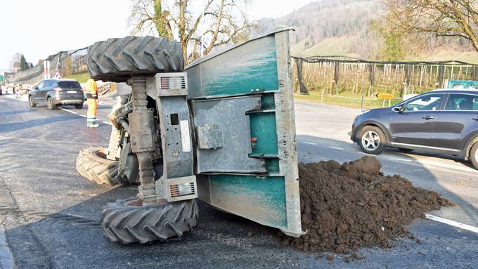 Dumper kippt auf Seite und verliert Ladung – Fahrer verletzt