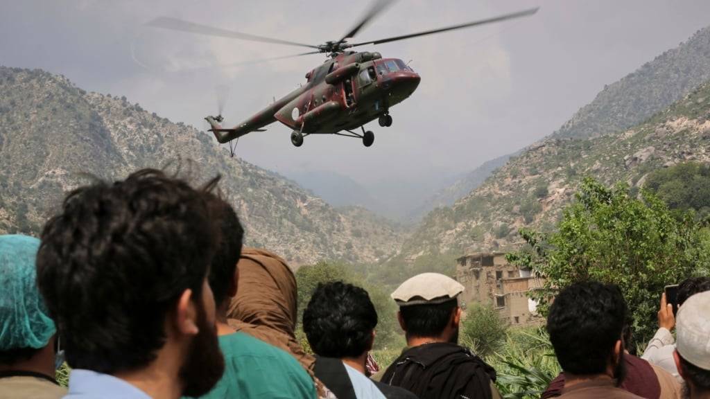dpatopbilder - Ein Militärhubschrauber transportiert verletzte Opfer eines Erdbebens. Foto: Wahidullah Kakar/AP/dpa