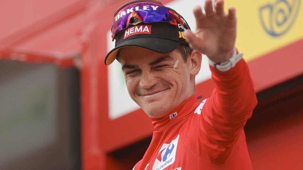 Sepp Kuss lächelt in Rot: Der Amerikaner wird am Sonntag die Vuelta gewinnen