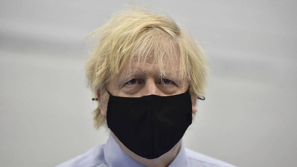 Boris Johnson, Premierminister von Großbritannien, trägt eines Mund-Nasen-Schutz. Foto: Charles Mcquillan/Getty Pool/AP/dpa