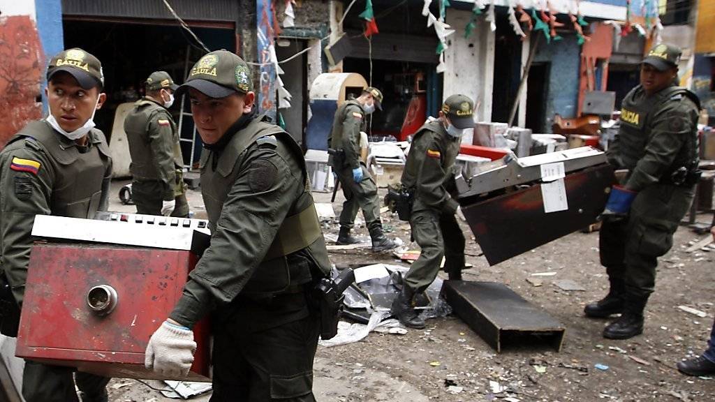 Einer der gefährlichsten Flecken in Bogotá: Im Viertel «El Bronx» stellen Polizisten Beweismaterial sicher nach der Räumung eines Horrorhauses.