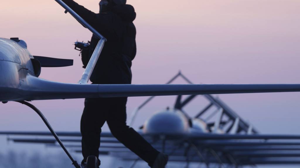 ARCHIV - Ein ukrainischer Soldat des Verteidigungsnachrichtendienstes bereitet den Start der Langstreckendrohne An-196 Ljutyj an einem ungenannten Ort in der Ukraine vor. Foto: Evgeniy Maloletka/AP/dpa