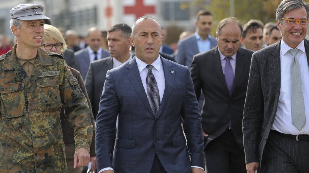 Der zurückgetretene kosovarische Regierungschef Ramush Haradinaj (Mitte), hier bei einem Besuch der deutschen KFOR-Militärbasis in Prizren. (Archivbild)