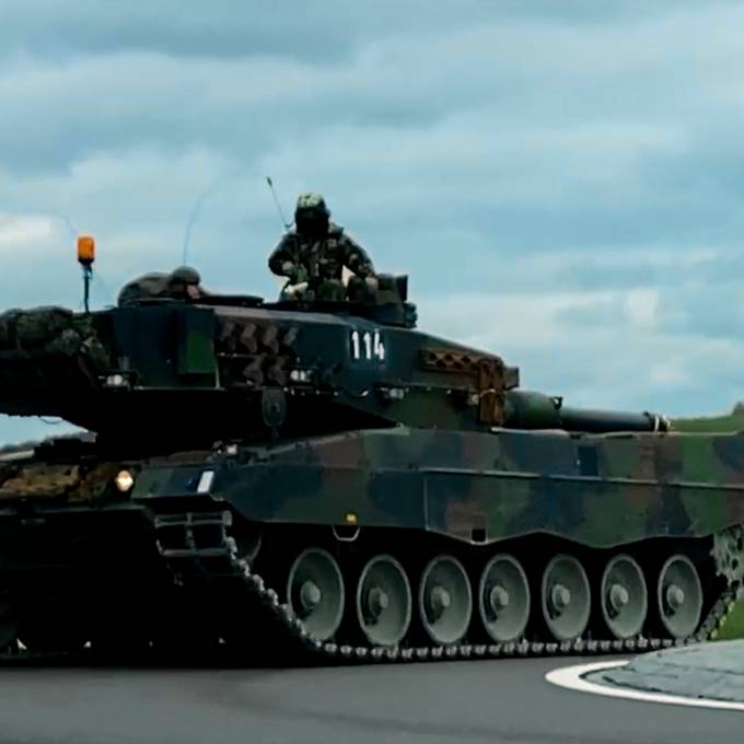 Panzer fahren zur grössten Schweizer Militärübung seit 1989