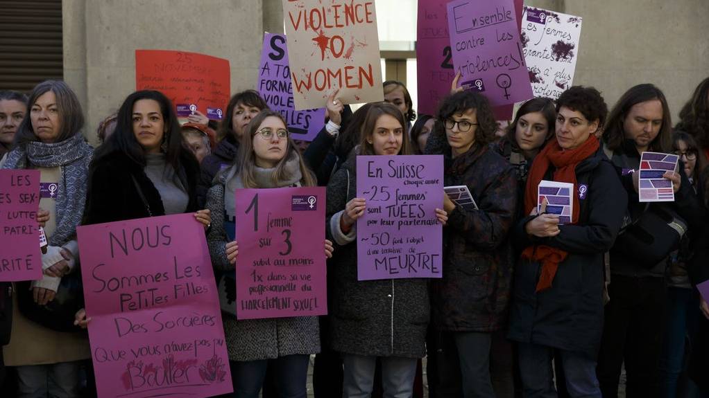 Frauen in Genf protestieren gegen Gewalt.