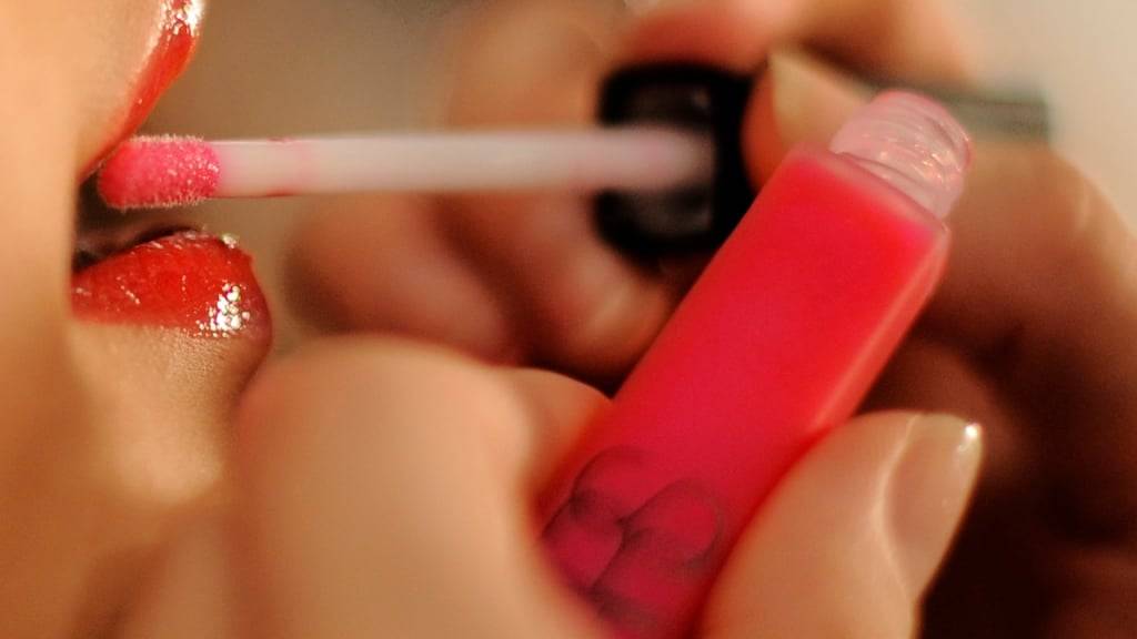 Das Resultat der Kontrolle von Lippenpflegeprodukten lässt gemäss Kantonslabor Basel-Stadt auf eine mangelnde Qualitätskontrolle der betreffenden Hersteller schliessen. (Symbolbild)