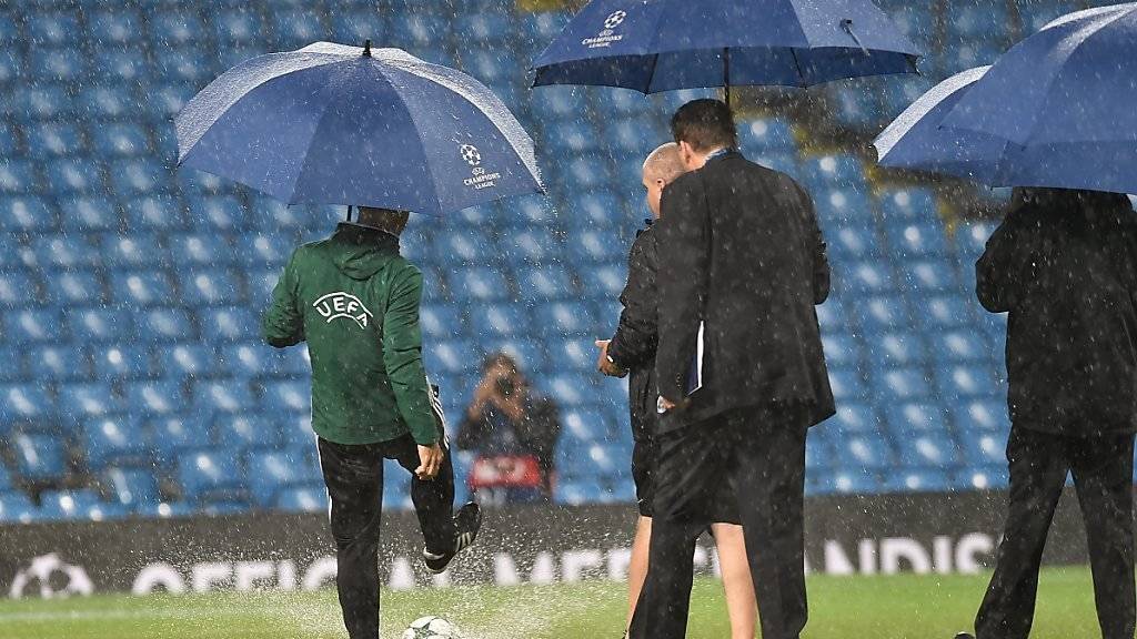 Zu viel Wasser auf dem Rasen: Die Champions-League-Partie zwischen Manchester City und Borussia Mönchengladbach muss abgesagt werden