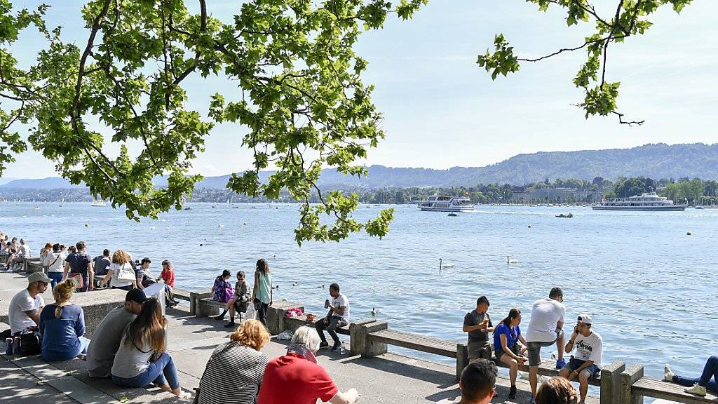 Menschen geniessen im letzten Frühling am Zürichsee fast sommerliche Temperaturen. (Archivbild)