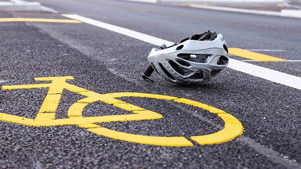 Ein 58-jähriger Velofahrer hat sich bei einem Sturz so schwer verletzt, dass er später im Spital starb. (Symbolbild)